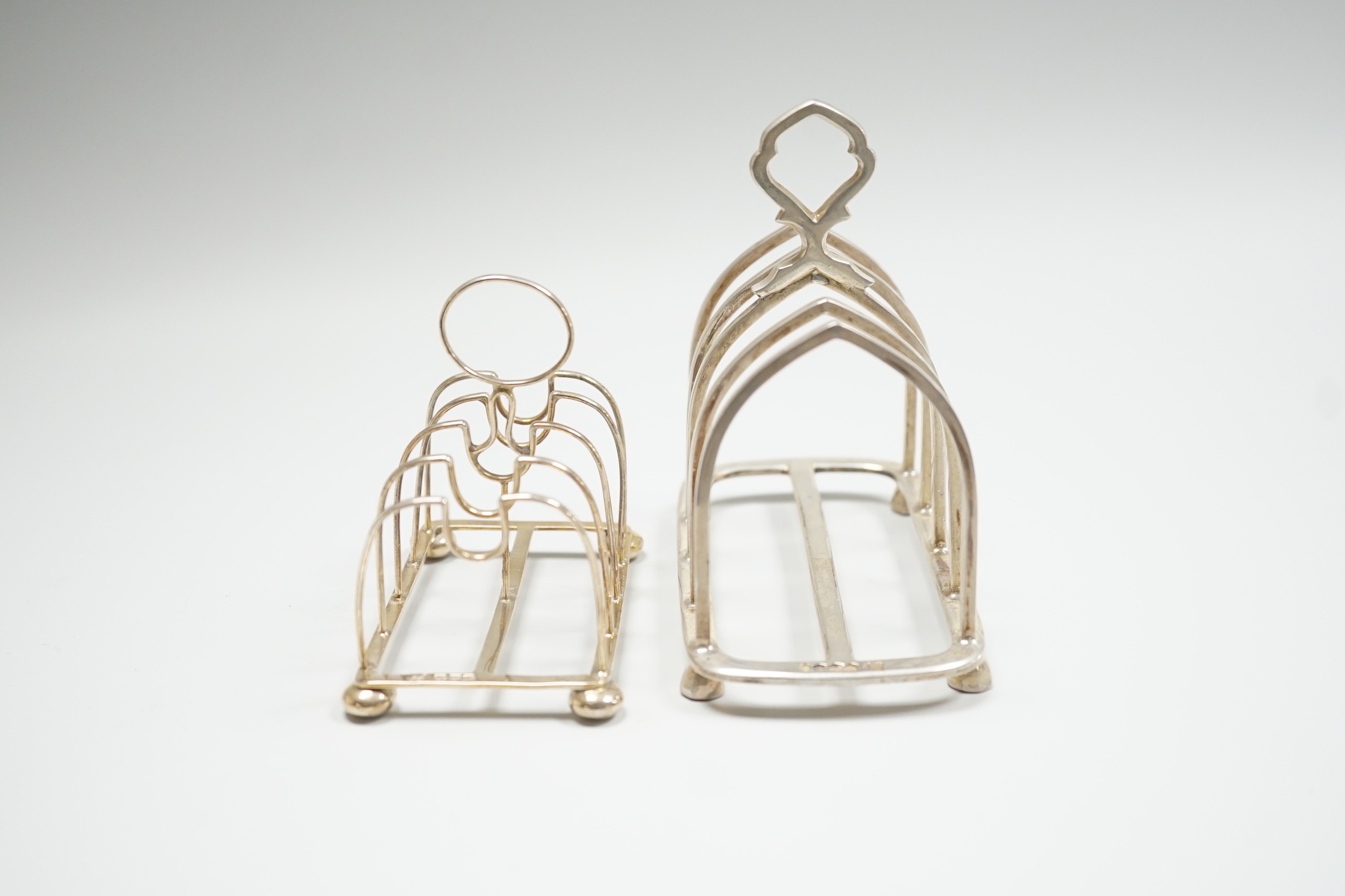 A small Edwardian silver five bar toast rack, Nathan & Hayes, Chester, 1908, 83mm and a later larger silver toast rack, 7.5oz.